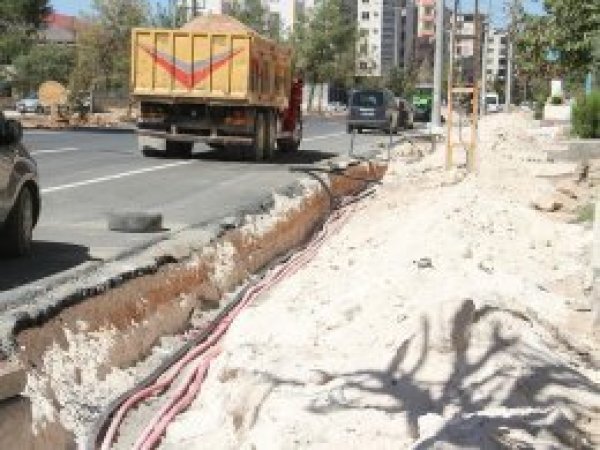 Midyat esnafından bitirilemeyen yola tepki