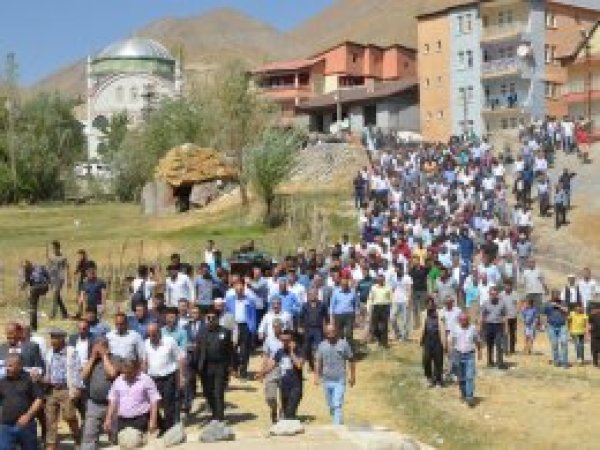 PKK saldırısında hayatını kaybeden işçiler toprağa verildi