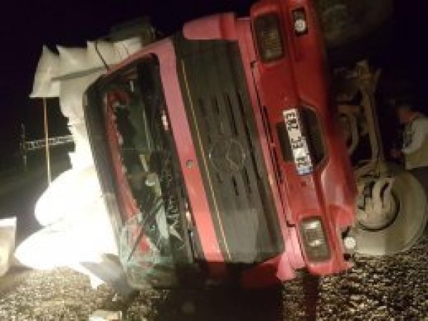 Saman yüklü kamyon devrildi: 2 yaralı