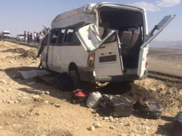 Tarım işçilerini taşıyan minibüs devrildi