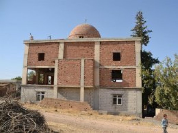 Viranşehir'de inşaatı yarım kalan cami yardım bekliyor