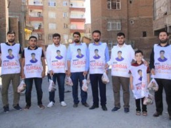 Yasinler kurban eti dağıtmaya devam etti
