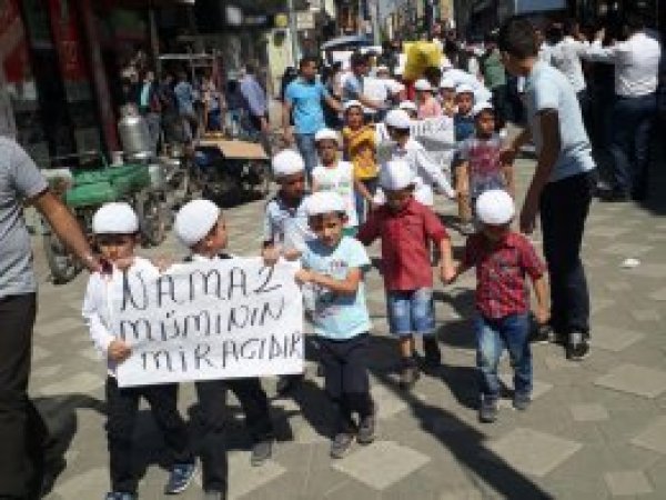 Ağrı'da çocuklar namaz için yürüdü