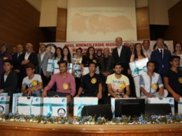 Antep’te okul birincilerine bilgisayar ödülü