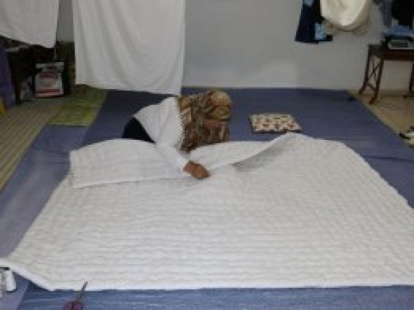 Ev hanımları için yün ürünleri üretiyor