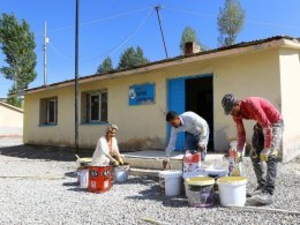 Okul onarımına öğretmenler de destek veriyor