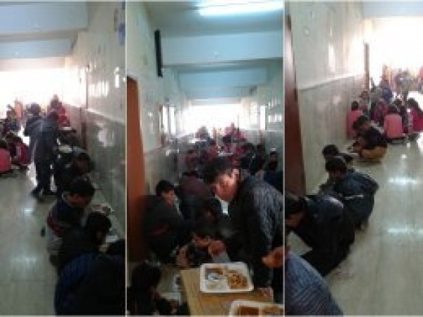 Okulda öğrenciler koridorda yemek yiyor