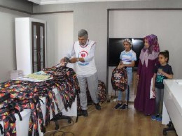 Yetimler Vakfı'ndan bin yetim çocuğa kırtasiye yardımı