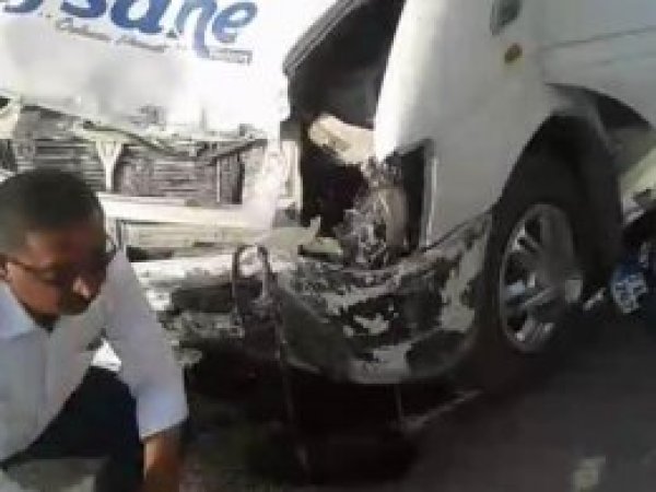 Okul servisi motosiklete çarptı: 2 yaralı