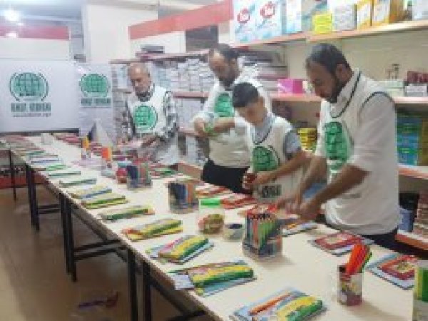 Umut Kervanından yüzlerce öğrenciye kırtasiye yardımı