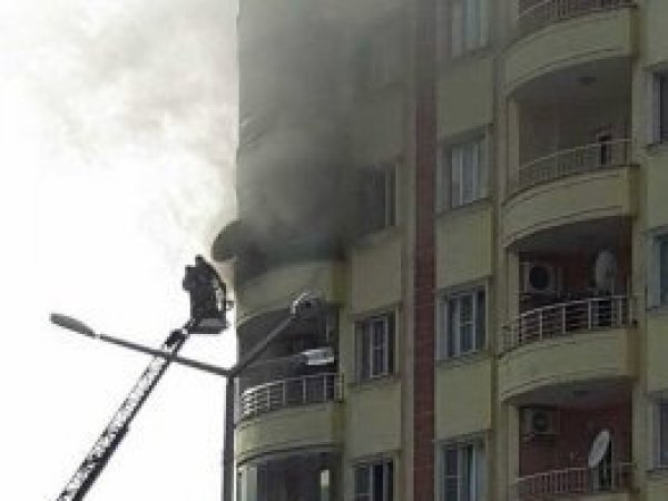 Çıkan yangında 3 kişi zehirlendi