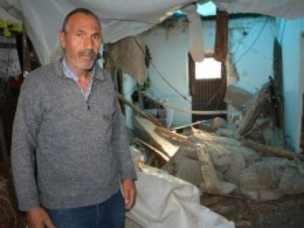 Harabe evde yaşam mücadelesi veren ailenin evi yıkıldı