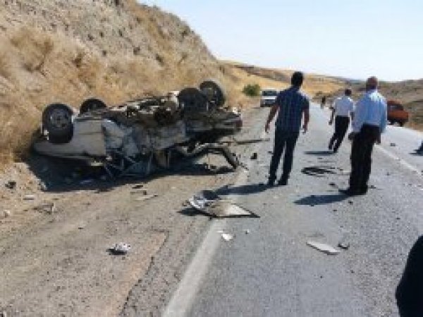 Otomobil ile minibüs çarpıştı: Bir ölü