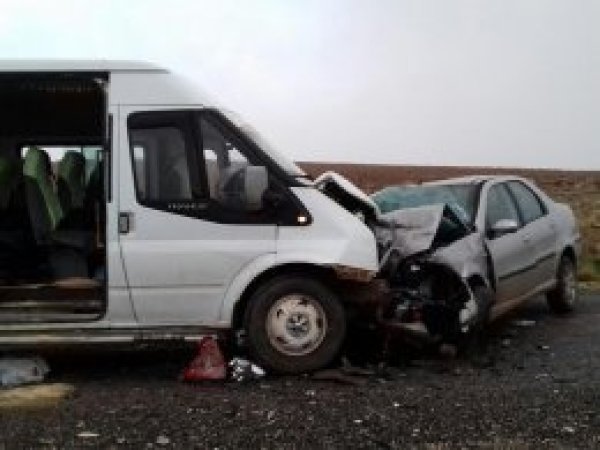 Öğrenci servisi ile otomobil çarpıştı: 16 yaralı