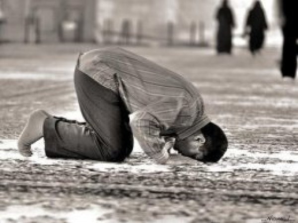 BAE’de yol kenarında namaz kılmaya para cezası