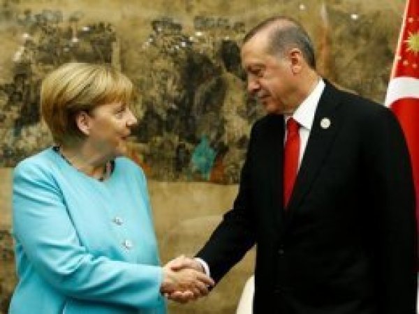 Erdoğan'dan Merkel'e Adil Öksüz teşekkürü