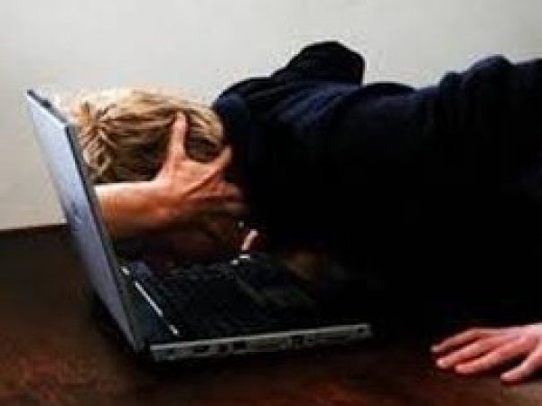 Günde 10 saat internet başında geçiriliyor
