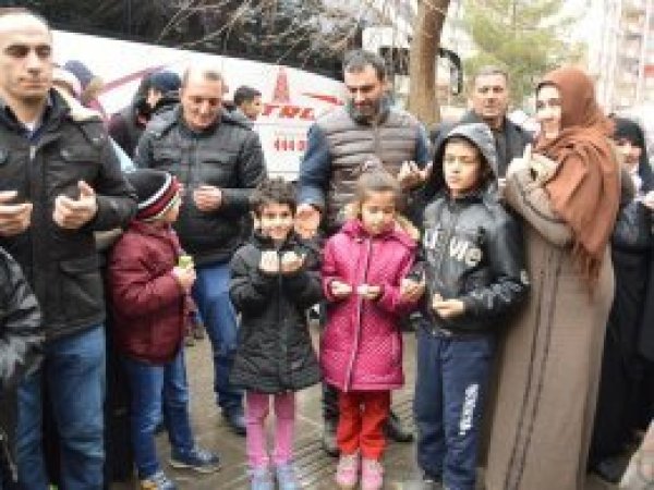 Hafızlığı başarıyla bitiren kız öğrencilere umre