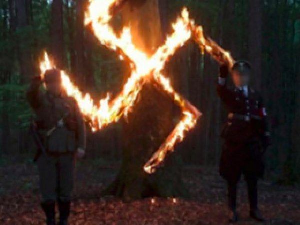 Neonaziler, Hitler'in doğum gününü kutladı