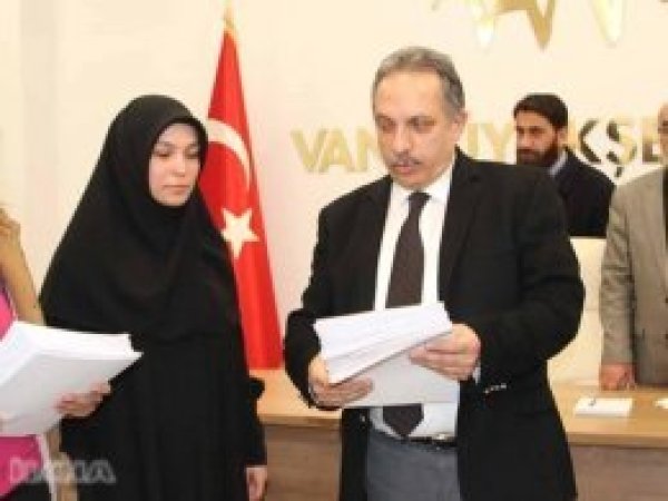 Van'da 'Pembe Otobüs' için toplanan imzalar teslim edildi