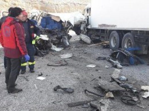 Van'da minibüsle tır çarpıştı: 8 ölü, 2 yaralı
