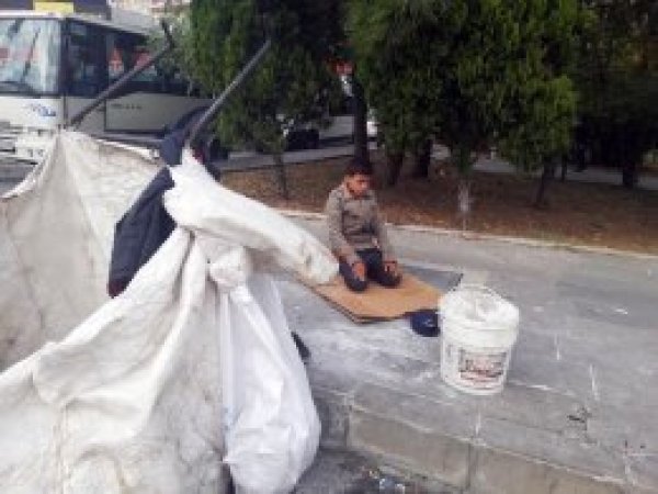 Kağıt Toplayan çocuğun namaz kıldığı görüntüler duygulandırdı