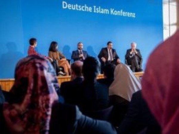 Almanya'da skandal: İslam Konferansı'nda domuz eti ikramı