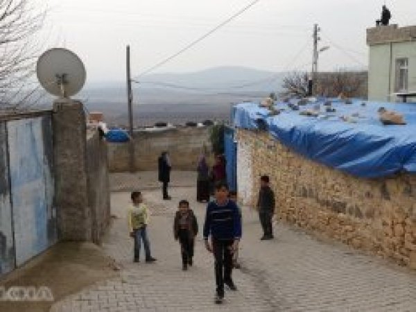 Sınır köyünde çocuklar bombardıman sesleri altında oyun oynuyor
