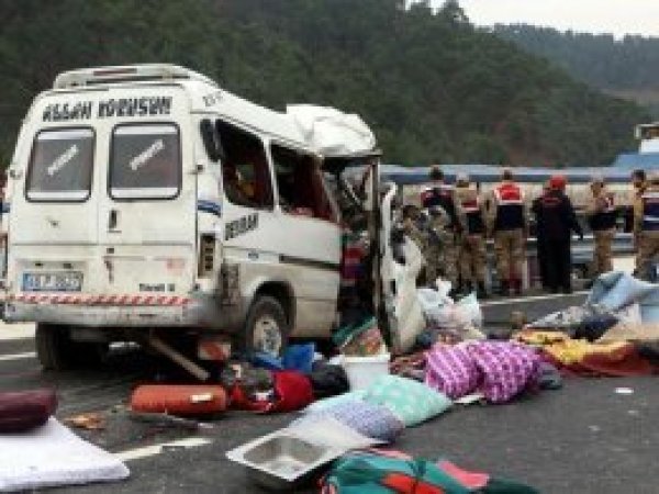 Kahramanmaraş'ta minibüs kamyona çarptı: 8 ölü