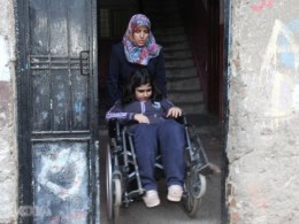 Kızını tekerlekli sandalyeyle okula götüren anneden yardım talebi