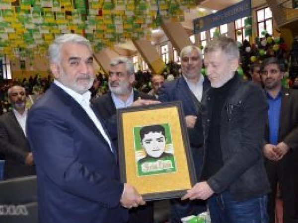 Sanatçı Akın'dan Yapıcıoğlu'na Yasin Börü tablosu