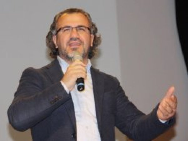'Bir milletin geleceğini yok etmek için o milletin dili yok ediliyor'
