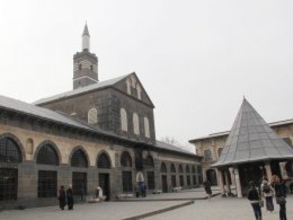 'Ziyaretçiler İslami hassasiyetlerimizi dikkate almalı'