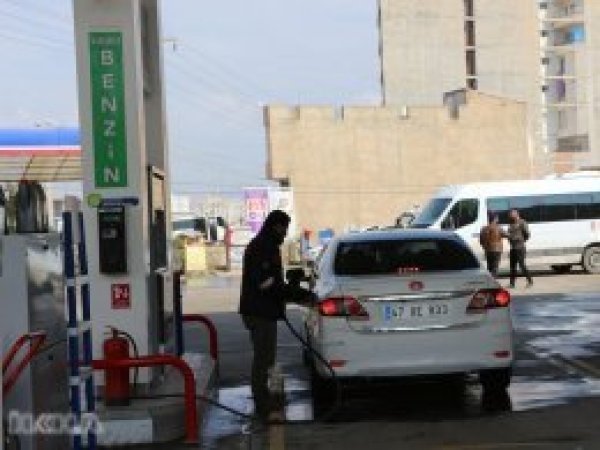 'Akaryakıtta 10 kuruş indiriyorlar 20 kuruş zam yapıyorlar'