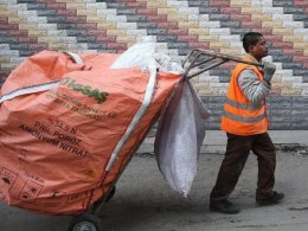 Emanet el arabasıyla 'ekmek' peşinde