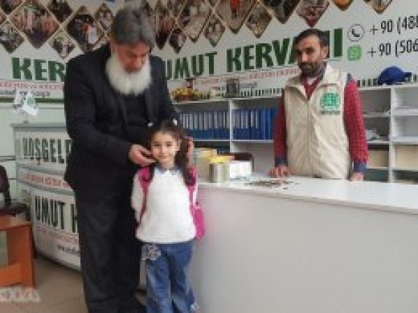 Kumbarasındaki parayı fakirlere bağışladı