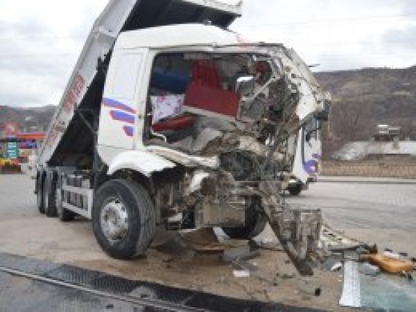 Tren hemzemin geçitte TIR’ı biçti