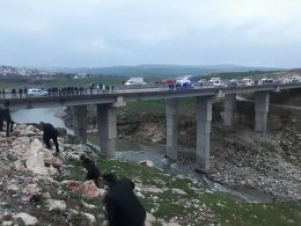 Garzan Çayı'na düşen araç kayboldu