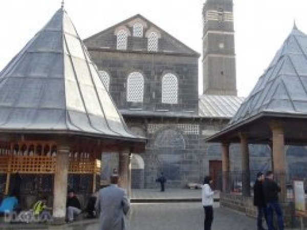 'Camiler sistematik yok edilmeye çalışıldı'