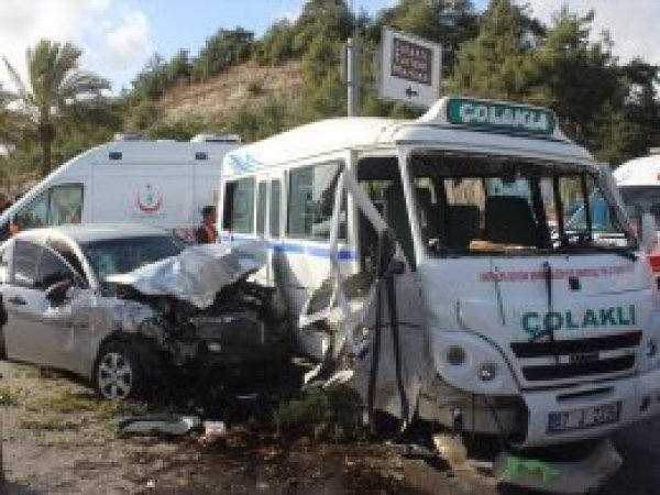 Antalya’da trafik kazası: 8 yaralı