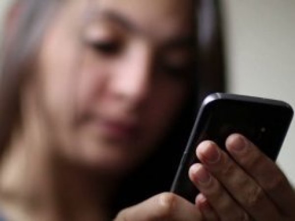 Çin'de 20 saat cep telefonuna bakan kadın ölüm tehlikesi atlattı