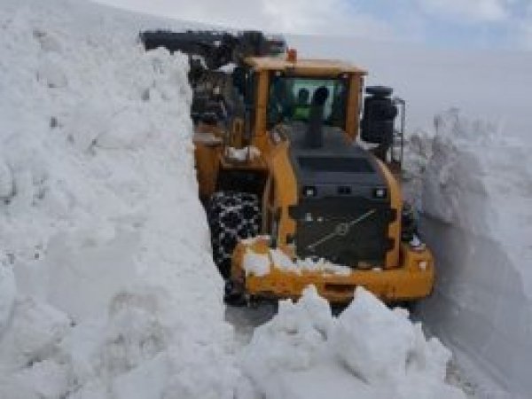 Hakkari'de 4 metre karda yol açma çalışması