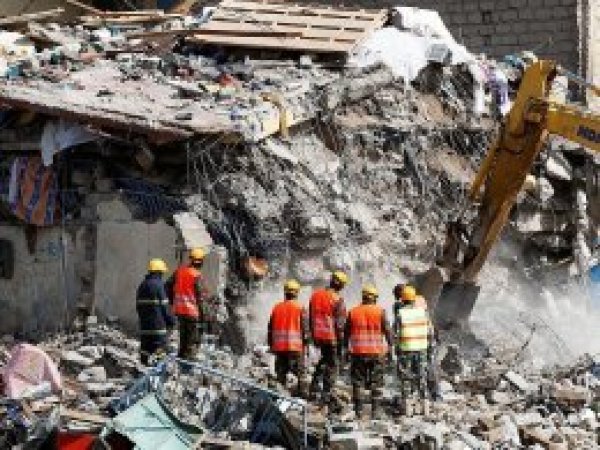 Kenya'da 4 katlı bina çöktü