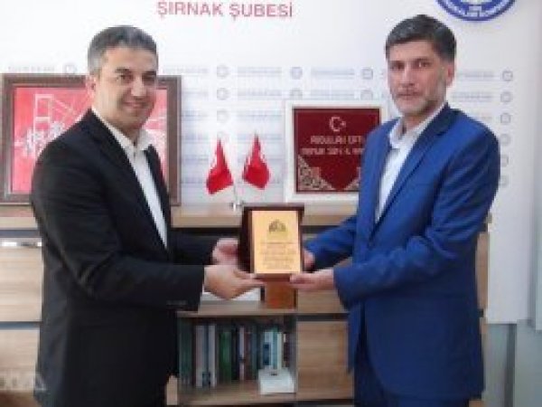 Siyer Sınavına katkı sunanlara teşekkür plaketi