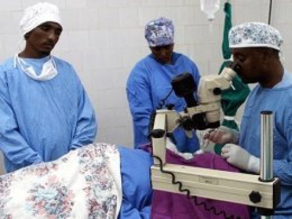 İKB'den Afrika'daki 100 bin kişiye katarakt ameliyatı