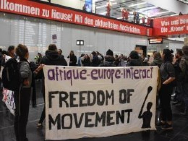 Avusturya'da Afgan sığınmacıların ülkeden gönderilmesi protesto edildi
