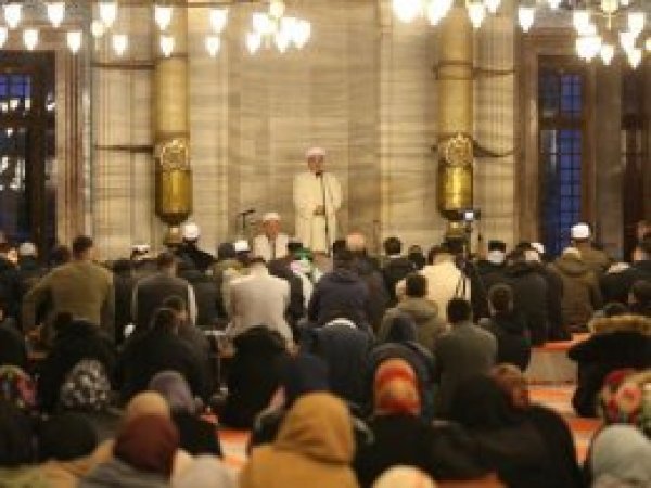 450 gurbetçi genç Süleymaniye’de sabah namazı kıldı