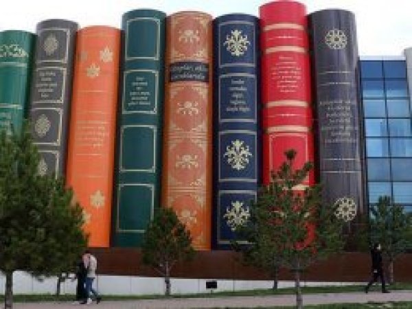 Kütüphanenin içi de dışı da 'kitap'