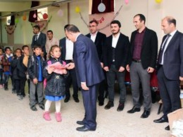 Yoksul 700 öğrenciye kıyafet yardımı yapıldı