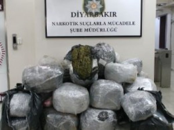 Diyarbakır'da 700 kilogram esrar ele geçirildi 